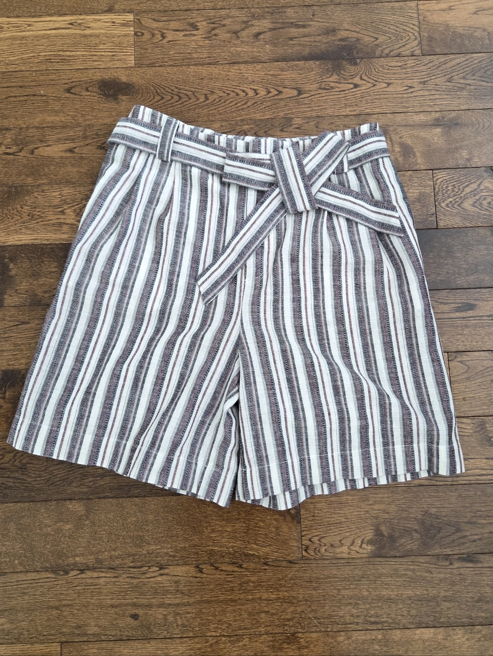 BCBGeneration Striped Tie-Waist Shorts in White Multi Size Small